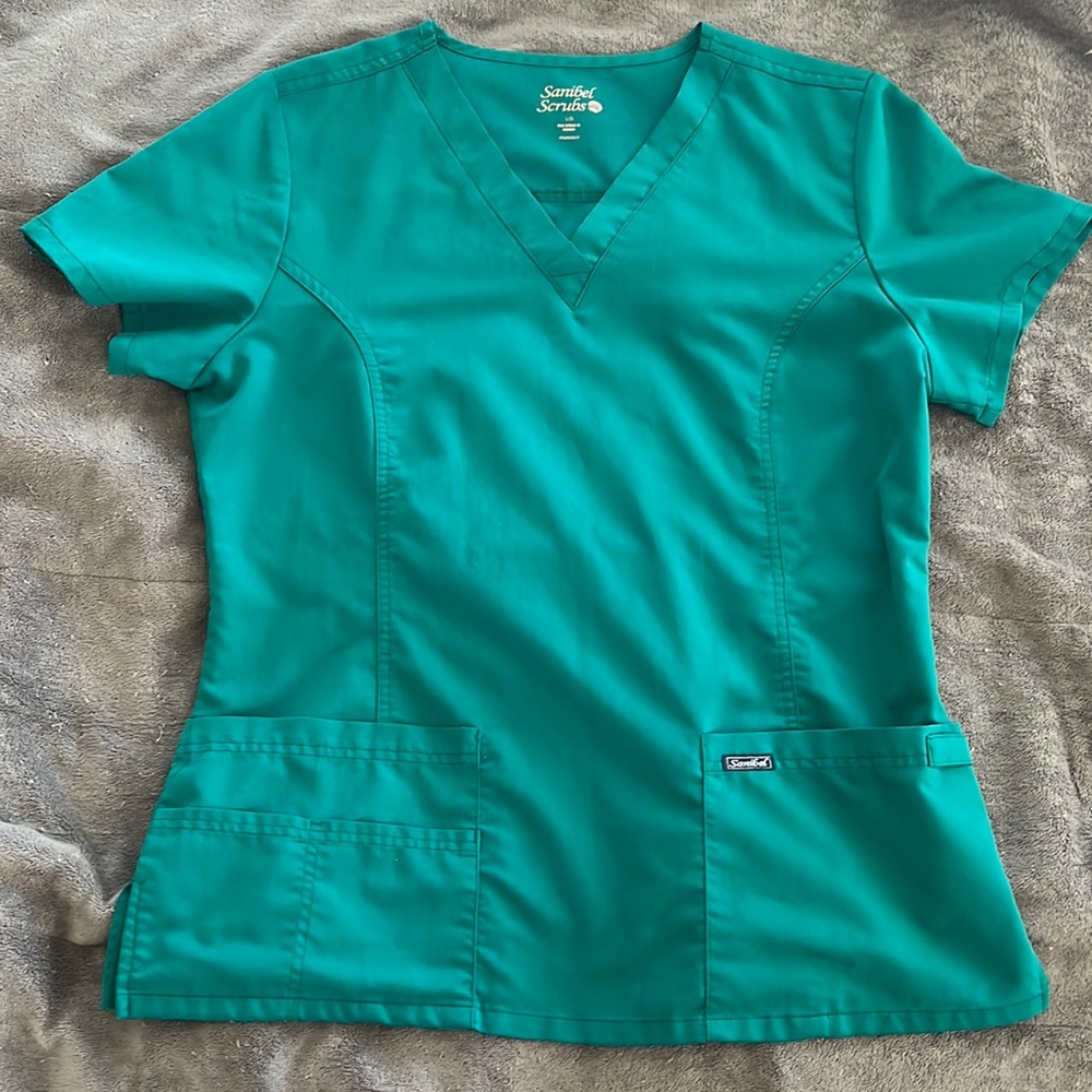 Green Sanibel Scrub top (like new)